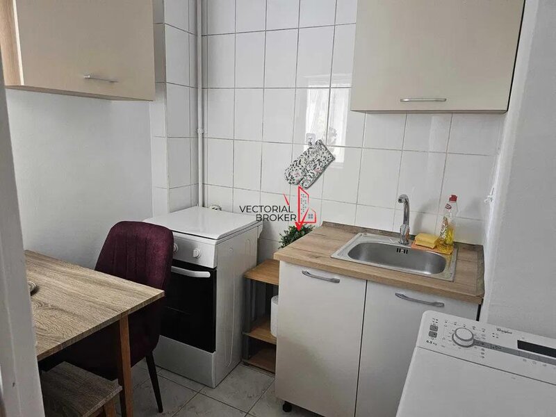 Titan, Piata Minis, garsoniera, bloc curat 1985, 10 minute metrou.